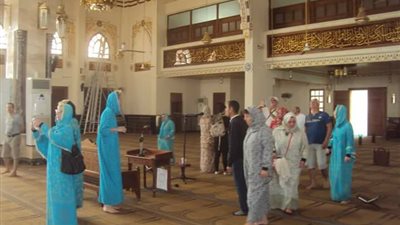 عشرات السائحين يزورون مسجد الميناء الكبير بالغردقة