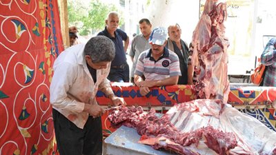 بالفيديو.. عامل جزارة يرقص بملابس 