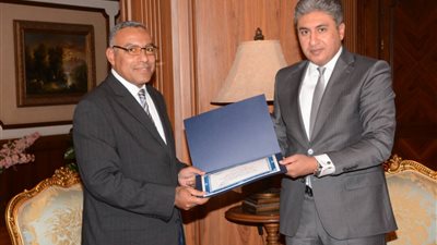 بالصور.. وزير الطيران يكرم رئيس الهيئة العامة للأرصاد الجوية 