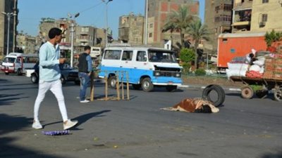 «فتاة عارية» ملقاة على الأرض ولا حياة لمن تنادى 