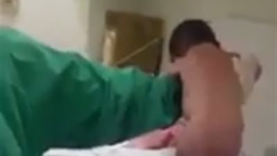 بالفيديو| «الطفلة المعجزة» التي مشت بعد ولادتها بدقائق 