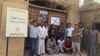 بالصور.. الحرف اليدوية تتضرر من إنشاء نقطة شرطة بقرية تونس الفخار