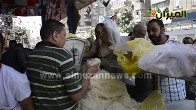 بالفيديو| إقبال متوسط على شراء الكنافة.. والكيلو بـ15 جنيهًا