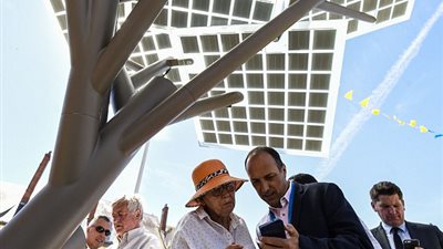 بالصور.. فرنسا تطلق أول شجرة «واي فاي»