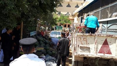 بالصور.. إزالة الباعة الجائلين من محيط المترو والسكة الحديد 