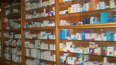 «صيدلى»: أصحاب الصيدليات يعانون من انخفاض الربح.. و«بيع الاسم هو الحل»