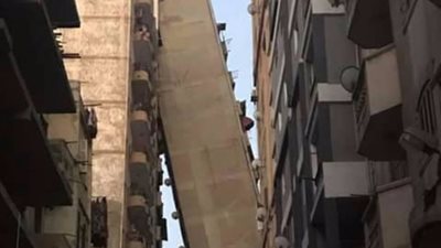 بعد 12 ساعة.. أول وزير يصل لعقار الإسكندرية المائل