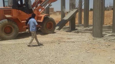 بالصور.. إزالة التعديات وإيقاف تقسيم الأراضي بـمدينة «الشروق»