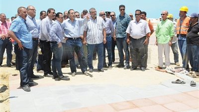 وزير الإسكان للمقاولين: «مش هاقبل أعذار عن تأخير الشغل في رمضان»