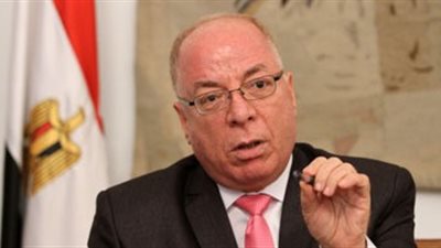 وفد كنسي دولي يقدم درع تكريم إلى وزير الثقافة