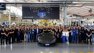 «لامبورجيني» تحتفل بإنتاج 8 آلاف سيارة «هوراكان»