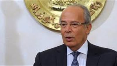 وزير التنمية يكرم موظف بإدارة السكرتارية والمحفوظات