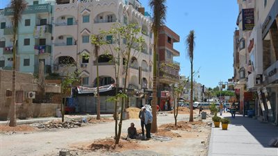 استمرار أعمال تحويل شارع شيري إلى ممشى سياحي بالغردقة