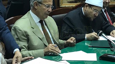 بالصور.. وزير التنمية المحلية: «البلد مليانة خيرات.. بس اللي يستغلها»