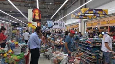 القطريون يتكدسون بالأسواق لتخزين الطعام