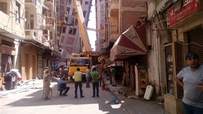 بالصور.. استمرار أعمال هدم «عقار الأزاريطة» لليوم السادس