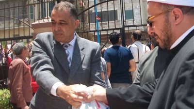 حي الجمرك بالإسكندرية يوزع «شنط رمضان» على المواطنين