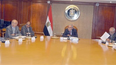 «الصناعة»: تطبيق الجزاءات وإلغاء مناقصات غير الملتزمين بـ«تفضيل المنتج المحلى»