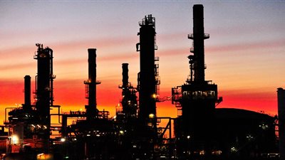 النفط يهبط متأثرًا بمخاوف تخمة المعروض