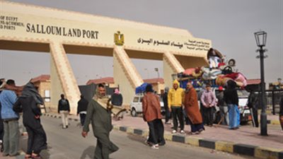 عودة 740 مصريًا ووصول 223 شاحنة من ليبيا عبر منفذ السلوم