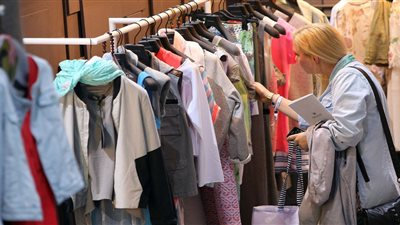 «الملابس الجاهزة»: البوليستر والألياف الصناعية تغزو السوق هذا الموسم