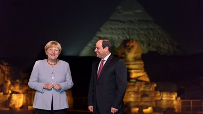 السيسي يلتقي المستشارة الألمانية على هامش القمة 