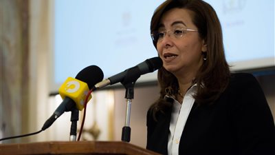 غادة والى تزور مصابي حادث المنيا بمستشفى معهد ناصر