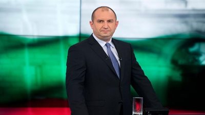 بالفيديو.. فتاة توقف رئيس بلغاريا في الشارع وتسأله: «انت مين شكلك حد مهم»..شاهد رد فعله