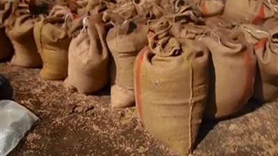 ضبط 5 أطنان دقيق وقمح ومواد بترولية قبل بيعها بالسوق السودا