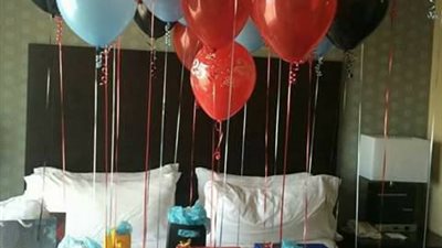  بالصور.. شاب يقدم لحبيته «هدايا» بعدد سنين عمرها 