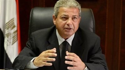 وزير الرياضة يعود للقاهرة بعد هزيمة المنتخب في تونس