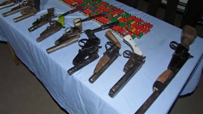 ضبط بندقيتين ومسدس وكمية من الأقراص المخدرة بقنا