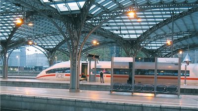 بريطانيان يقومان بجولة في 2563 محطة للقطارات 