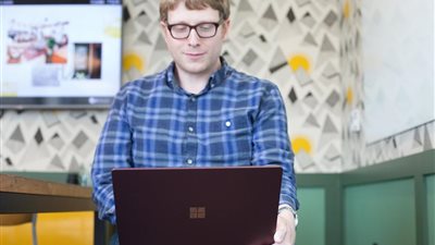 مايكروسوفت تنافس «آبل» بـ «سيرفس لابتوب» 