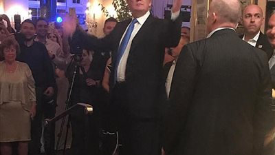 بالفيديو: عروس تتفاجا بـ«ترامب» في زفافها بدون دعوة 