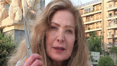 شاهد.. رغدة تقص شعرها في وسط حلب احتفالا بسيطرة قوات بشار علي المدينة