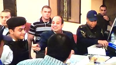 بالفيديو.. «السيسي» يتناول الافطار بكمين أمني بالتجمع الخامس 