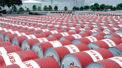 زيادة مخزون البنزين الأمريكي يهبط بأسعار النفط لأدنى مستوياتها في 7 أشهر 