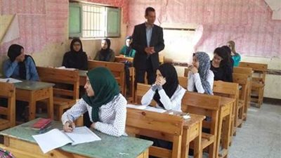 امتحانات «الثانوية العامة».. غش وتصوير و«حالة ولادة»