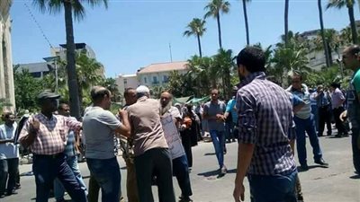 بالصور.. اشتباكات بين متظاهرين والأمن بمحيط مسجد القائد إبراهيم بالإسكندرية