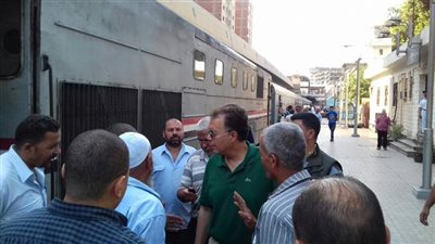 بالصور.. وزير النقل فى جولة مفاجئة لمحطة الجيزة للسكك الحديدية 