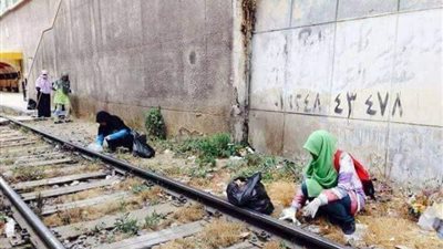 بالصور.. طلاب ماليزيين ينظفون محطة سكة حديد بالإسكندرية