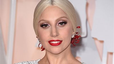 بالصور.. «ليدي جاجا» تتحول لبائعة قهوة