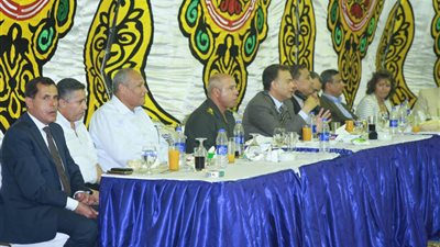 وزير النقل يلتقى العاملين بشركات الطرق ويتناول معهم الإفطار