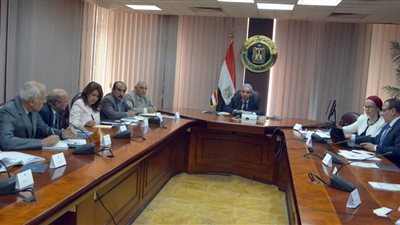 قابيل يستعرض استراتيجية تطوير قطاع نخيل التمر 