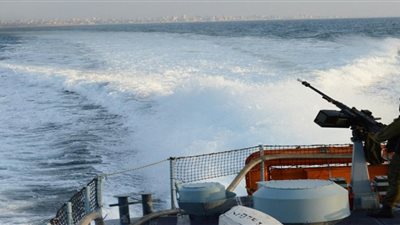 الاحتلال الإسرائيلي يستهدف مراكب الصيادين على سواحل غزة