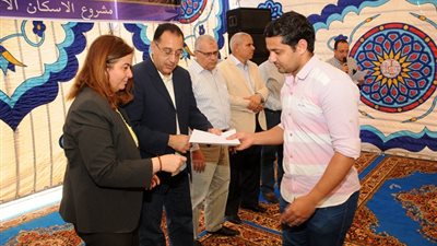 بالصور.. وزير الإسكان يُسلم 700 وحدة سكنية بمدينة النوبارية الجديدة