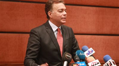 عرفات يشهد توقيع برتوكول شراء 100 جرار سكة حديد بـ 290 مليون يورو