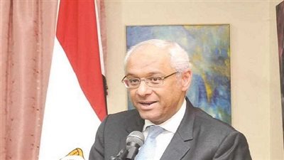 السفير المصري يوزع منح دراسية كويتية على الطلاب المتفوقين