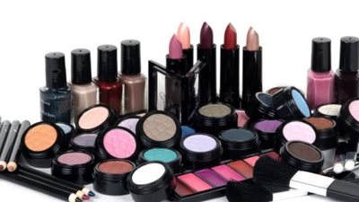 «غرفة القاهرة»: زيادة 150% في أسعار مستحضرات التجميل